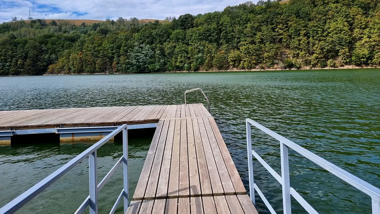 Două persoane, găsite decedate în lacul de acumulare Secu. Pompierii au intervenit cu o barcă și scafandrii