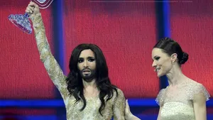 Conchita Wurst, primul travestit angajat în cabaretul Crazy Horse, un templu al nudităţii feminine