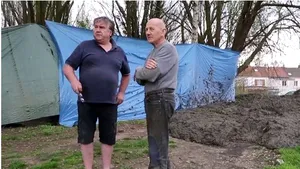 Un primar francez a deversat noroi la intrarea într-o tabără de romi - VIDEO