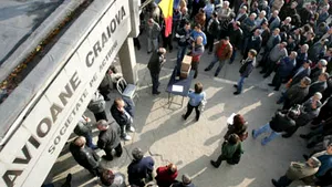 Unii angajaţi de la Avioane Craiova au intrat la lucru