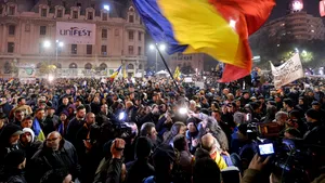 A patra zi de PROTESTE în Piaţa Universităţii, la o săptămână de la tragedia din Colectiv: Au participat circa 5.000 de oameni. Momente tensionate în timpul manifestaţiei: Protestatari urcaţi pe o scenă, fluieraţi şi huiduiţi din mulţime - FOTO, VIDEO