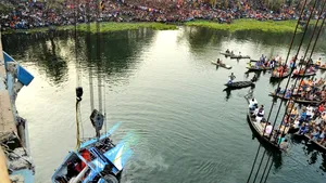 Cel puţin 36 de oameni au murit după ce un autobuz a ieşit de pe şosea şi a căzut într-un râu în India