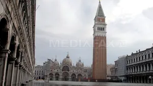 Veneţia inundată de maree. În nord-vestul Italiei ninge