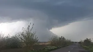 Fenomen meteo extrem: O nouă TORNADĂ în Călăraşi/ Cel puţin 10 case au rămas fără acoperişuri | FOTO, VIDEO
