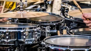 Concert inedit. Un președinte și un premier au urcat pe o scenă pentru a cânta la tobă