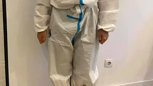 Medicul Laura Ghibu a alergat la Maratonul Sibiu în combinezon anticovid pentru susţinerea medicilor