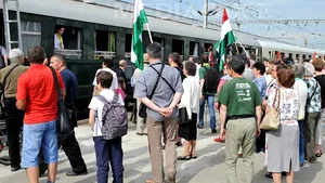 Pelerini din Ungaria care merg de Rusalii la Şumuleu Ciuc, întâmpinaţi la Cluj cu imnul secuiesc - FOTO