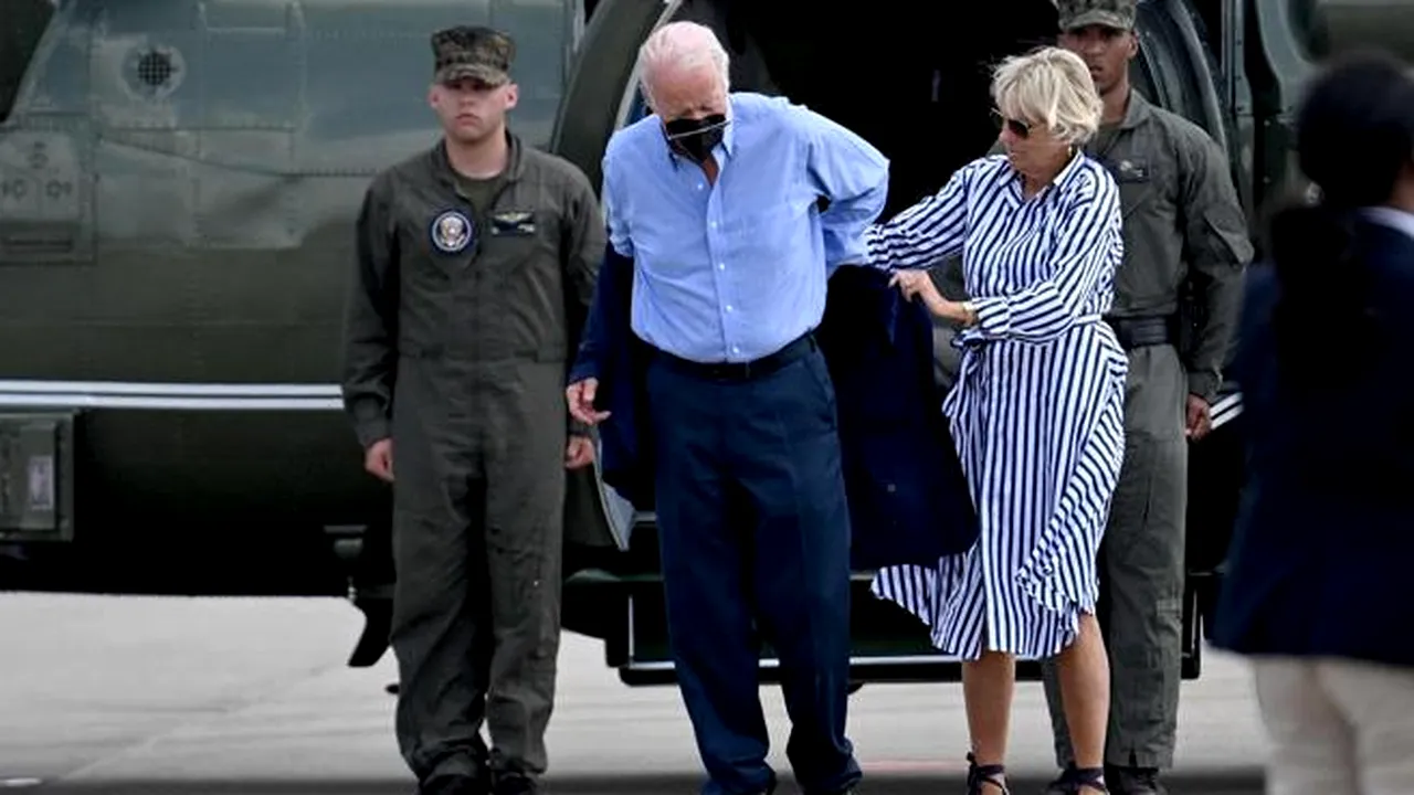 Joe Biden, probleme în Kentucky: a îmbrăcat cu greu sacoul, apoi i-au căzut ochelarii

