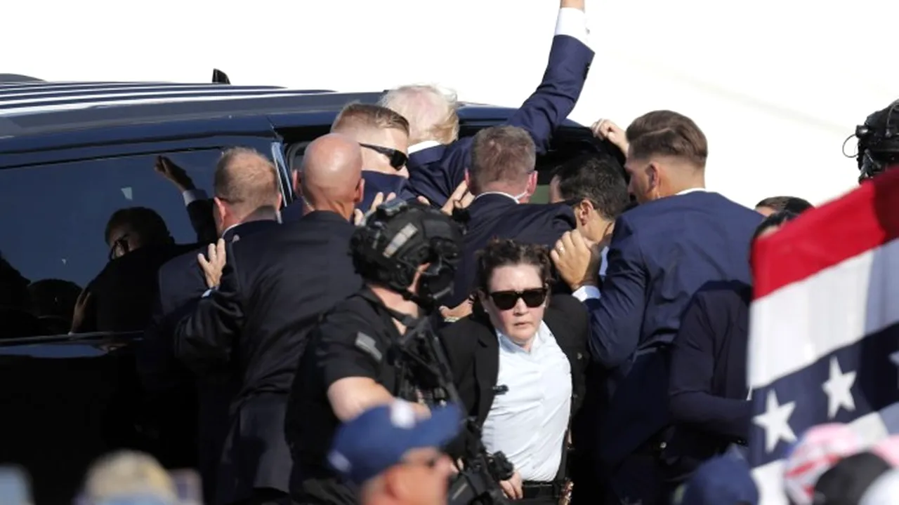 Erori în lanţ la tentativa de asasinat asupra lui Donald Trump: Poliţia a fost avertizată de prezenţa atacatorului cu cel puţin un minut înaintea deschiderii focului