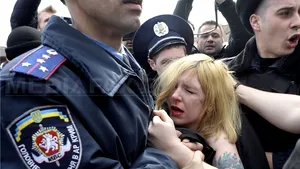 Două activiste Femen, arestate la Parlamentul din Crimeea pentru denunţarea 
