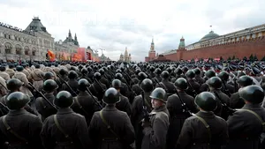IMAGINI IMPRESIONANTE: Paradă istorică în Piaţa Roşie din Moscova. Marşul împotriva naziştilor, recreat de peste 6.000 de soldaţi - GALERIE FOTO
