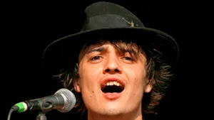 Pete Doherty a fost arestat pentru deţinere de droguri şi riscă pedeapsa cu închisoarea