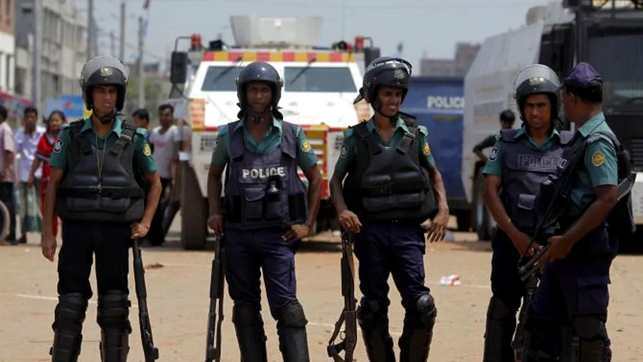 UCIS în mod barbar: Un blogger activist din Bangladesh, înjunghiat mortal de atacatori cu macete - FOTO