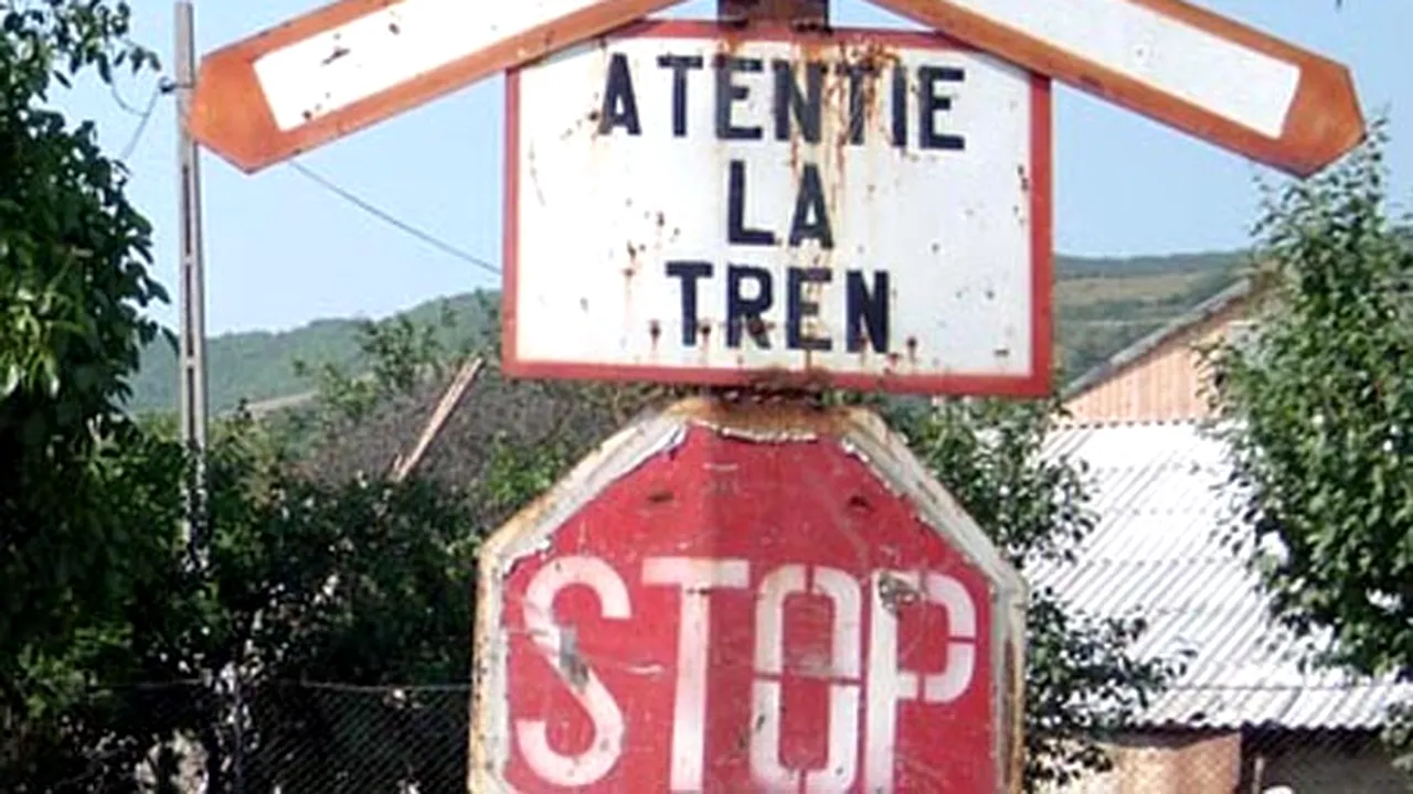 Vâlcea: Doi morţi, după ce o maşină a fost lovită de tren la o trecere de cale ferată