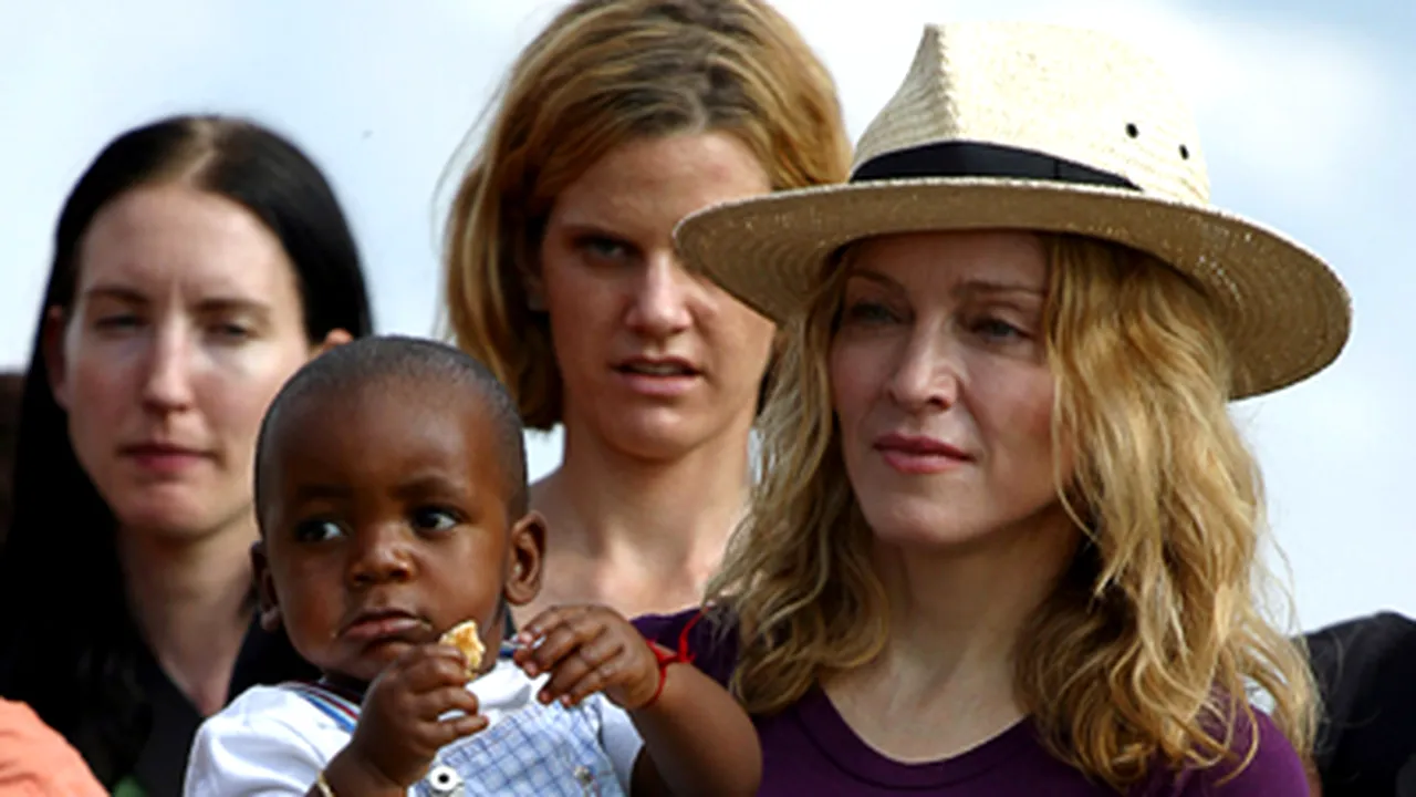 Madonna nu renunţă la adopţie (Video)