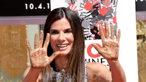 Sandra Bullock şi-a lăsat amprentele în cimentul de la Hollywood