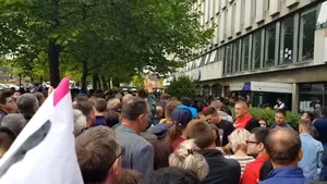 MII de români aşteaptă în continuare la COADĂ în Londra ca să voteze: Nu plecăm până nu votăm!