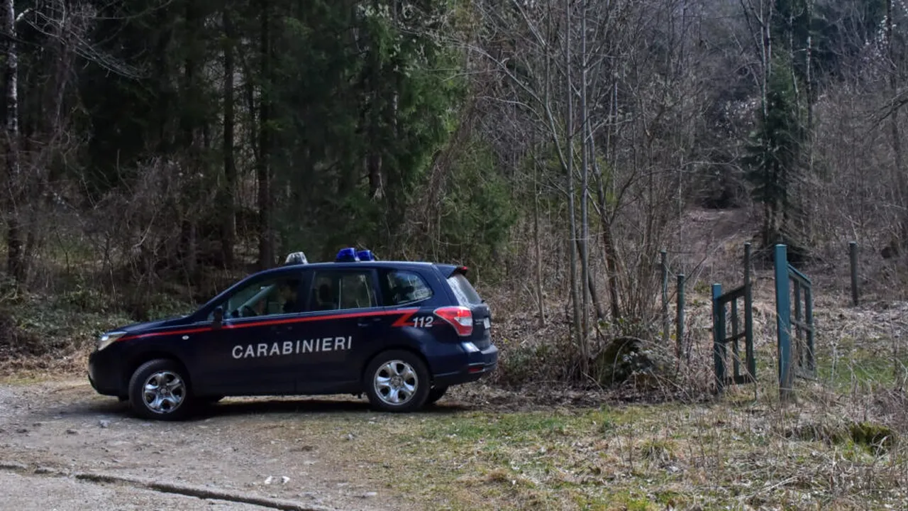 O șoferiță de 84 de ani a lovit doi bicicliști. Soțul ei, în vârstă de 88 de ani, a încercat să mute mașina și a lovit doi polițiști