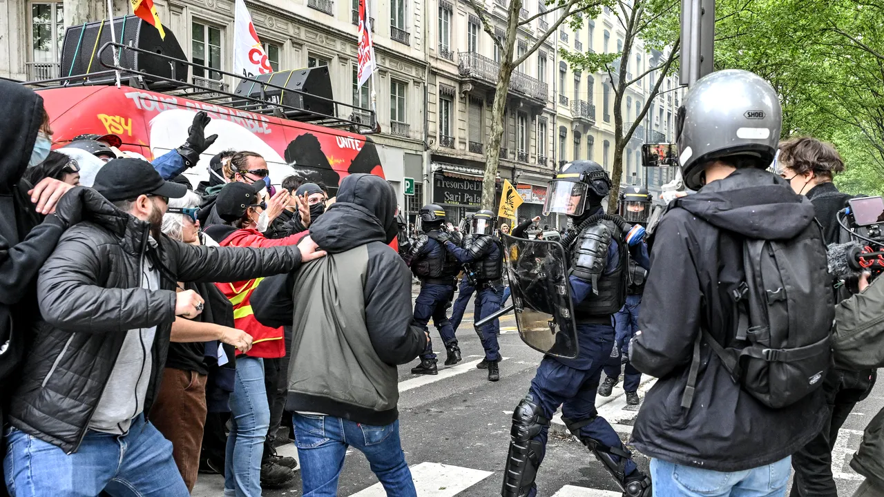 Miting la Lyon, Franţa: 4.500 de persoane au mărşăluit împotriva extremei drepte. O secţie de poliţie a fost spartă