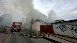 Incendiu cu degajări mari de fum la o casă din Sectorul 2