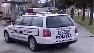 Un hoţ de maşini urmărit de poliţie a reuşit să scape