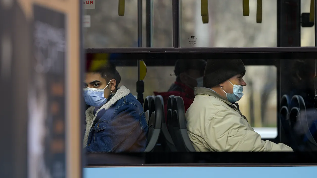 Studiu: Omicron se transmite deja comunitar în România şi va deveni dominantă în  2-3 săptâmâni