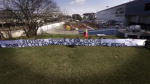 Gest umanitar de la microbişti: Fanii FCSB au pus pe un mall un banner pentru medici şi îi ajută pe bătrâni la cumpărături