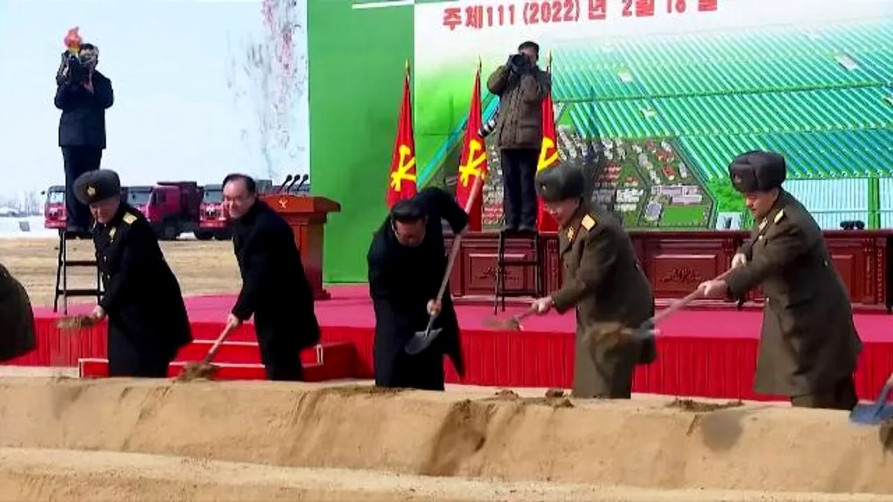 Înarmat cu o lopată, Kim Jong-un a trecut la munca de jos