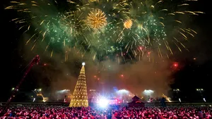 Zeci de mii de persoane au participat la spectacolul „Revelion 2020. Disco Night Fever” din Piaţa Constituţiei - FOTO