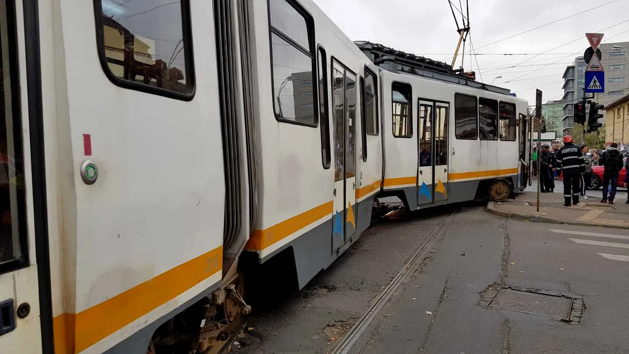 ULTIMA ORĂ: Două tramvaie s-au ciocnit într-o intersecţie din Capitală. O femeie a fost lovită la cap | FOTO