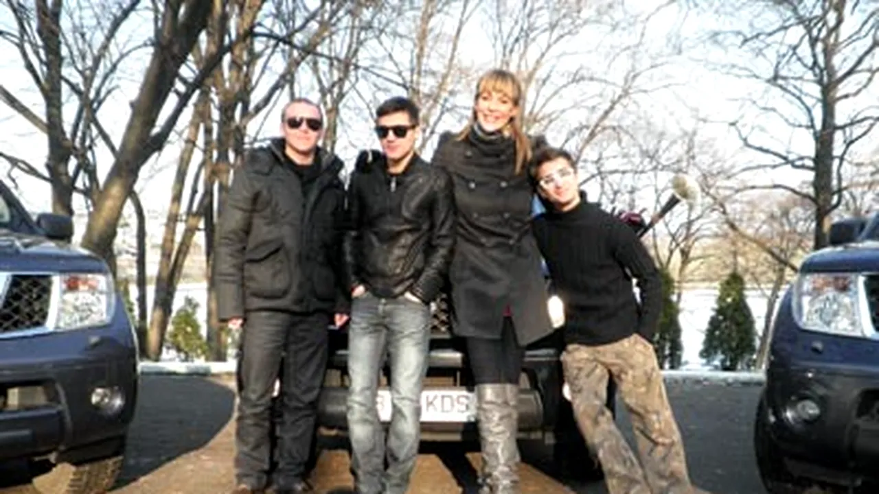 Băieţii de la Mandinga o învaţă pe Roxana Ciuhulescu să cânte la trompetă