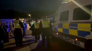 Proteste față de imigrație în Marea Britanie: o polițistă a fost „grav mușcată”, 5 bărbați au fost arestați