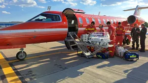 Fetiţă de doar două zile, în stare critică, transferată de urgenţă de la Galaţi la Cluj Napoca