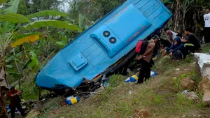 Un autobuz cu copii şi părinţi a căzut în râpă, în Indonezia. Sunt zeci de morţi şi răniţi