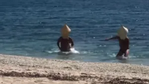 VIDEO. Pentru a sfida izolarea, au făcut baie deghizaţi în geamanduri