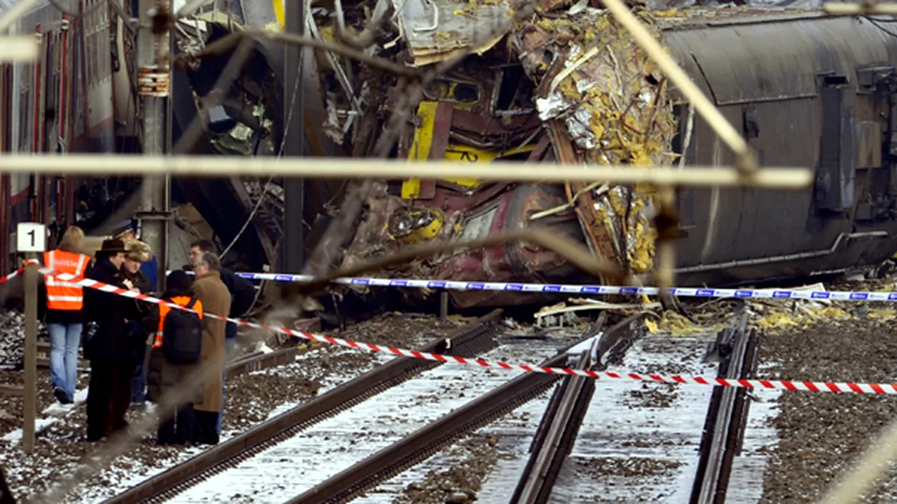 Cutiile negre ale trenurilor care s-au ciocnit în Belgia au fost recuperate - VIDEO
