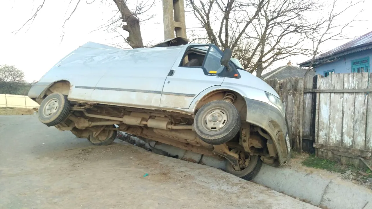 O fetiţă a ajuns în stare gravă la spital, după ce maşina condusă de fratele ei minor s-a răsturnat - FOTO