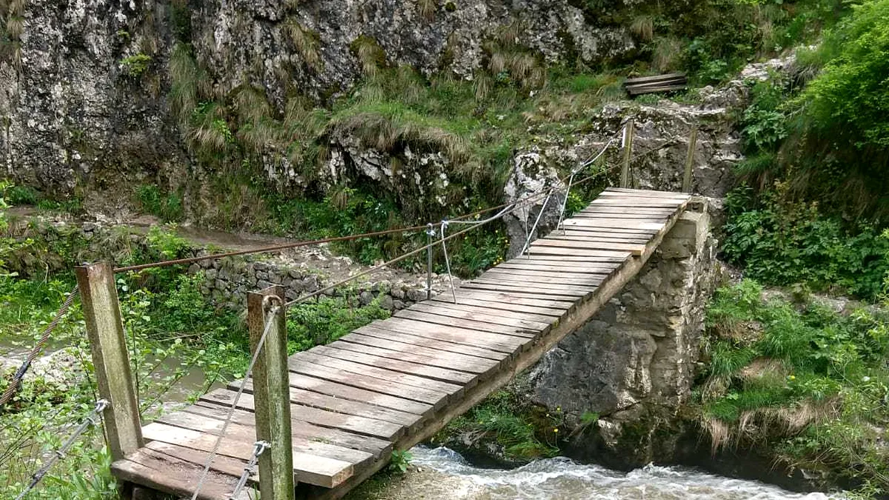 Un pod din Cheile Turzii, închis două zile pentru reparaţii