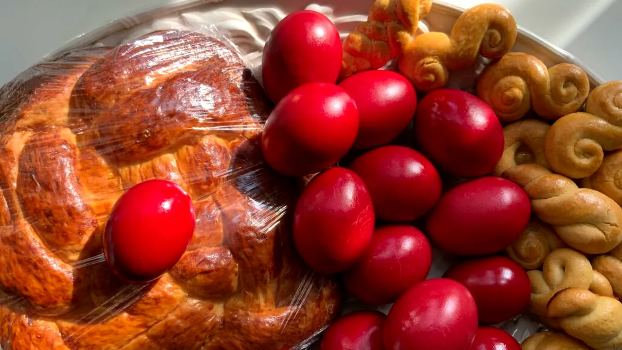 De ce se ciocnesc ouăle roșii de Paște și ce simbolizează acest obicei vechi