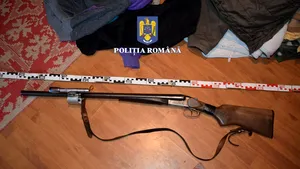 Armă de vânătoare furată de 11 ani, găsită acasă la un bărbat din Caraş-Severin
