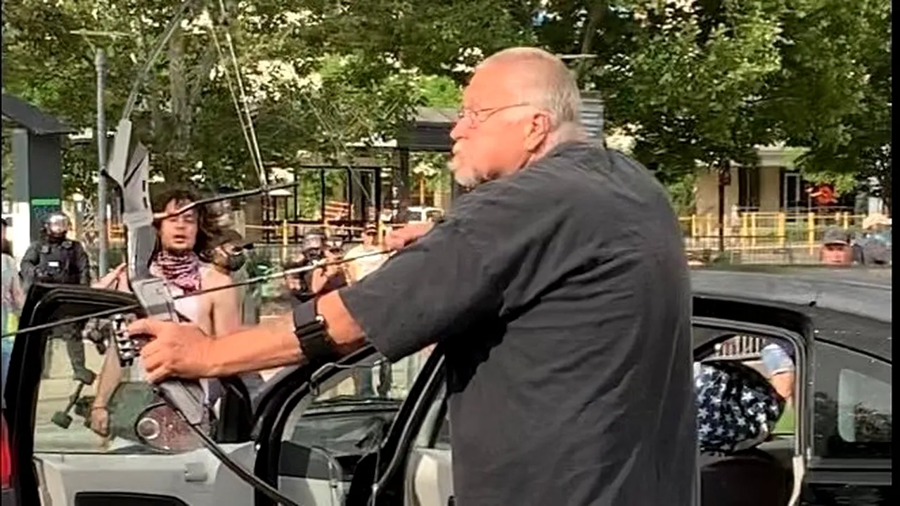 VIDEO SUA. Un bărbat a folosit un arc cu săgeţi împotriva protestatarilor. „A tras în mulţime