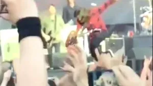 Trupa Foo Fighters şi-a anulat turneul european după fractura de peroneu suferită de Dave Grohl - VIDEO