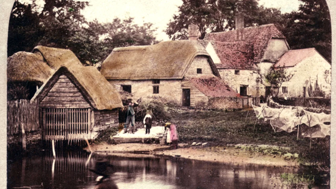 Chitaristul trupei Queen readuce la viaţă un sat englez din 1850 - FOTO
