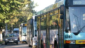Paliativ al Primăriei Capitalei pe timp de caniculă extremă: 100 de autobuze urbane electrice cu staţii de încărcare, în proiect