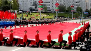 FOTO Belarusul a ţinut în plină pandemie o paradă cu peste 3000 de militari. Zeci de mii de oameni au ieşit pe străzi