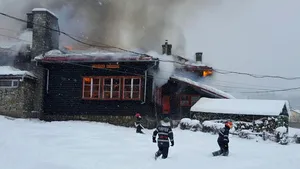 FOTO Incendiu la un centru de copii cu dizabilităţí din judeţul Braşov. 17 persoane au fost evacuate/ Intervenţie dificilă a pompierilor, hidranţii au îngheţat