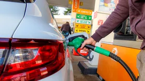 O şoferiţă se răfuieşte cu pompele din benzinării: Sunt „sexiste” | FOTO