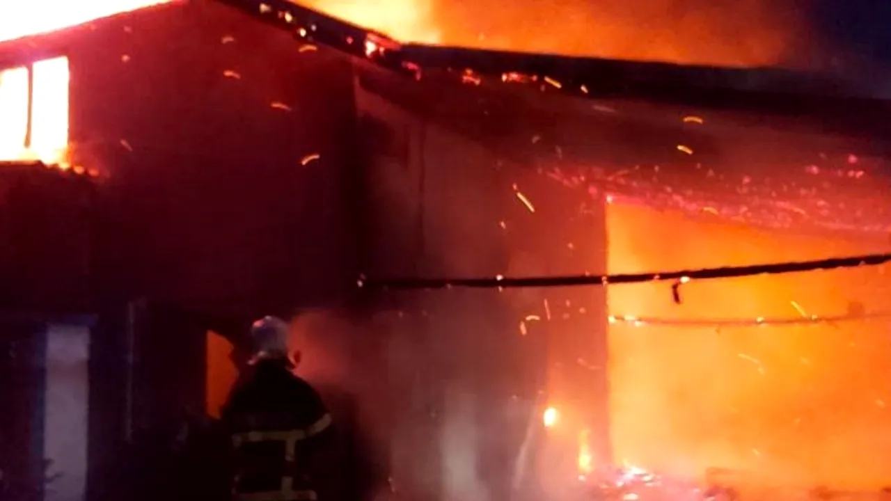 VIDEO Vacanţă întreruptă de incendiu: mai mulţi turişti au ajuns la spital, după ce casa închiriată a luat foc