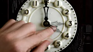 Se dă ora. Dormim cu o oră mai puțin. Expunerea la lumină naturală, secretul adaptării mai ușoare