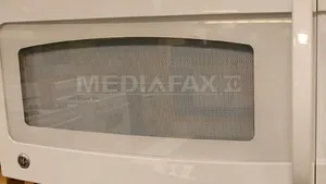 Întrebuinţări inedite ale cuptorului cu microunde: de la spălatul şosetelor la înlăturarea gumei de mestecat de pe haine 